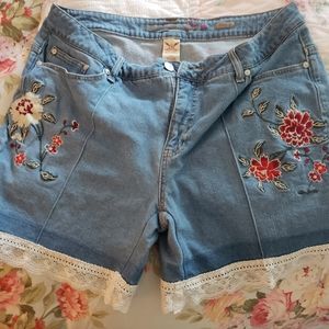 Denim shorts, embroidered with lace hem
